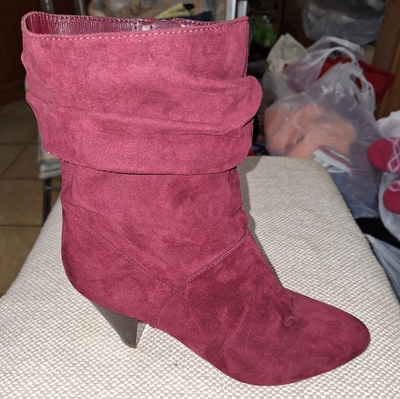 A pair of Kaari Blues Kensie burgundy booties in a ladies size 8.5. - Picture 11 of 12